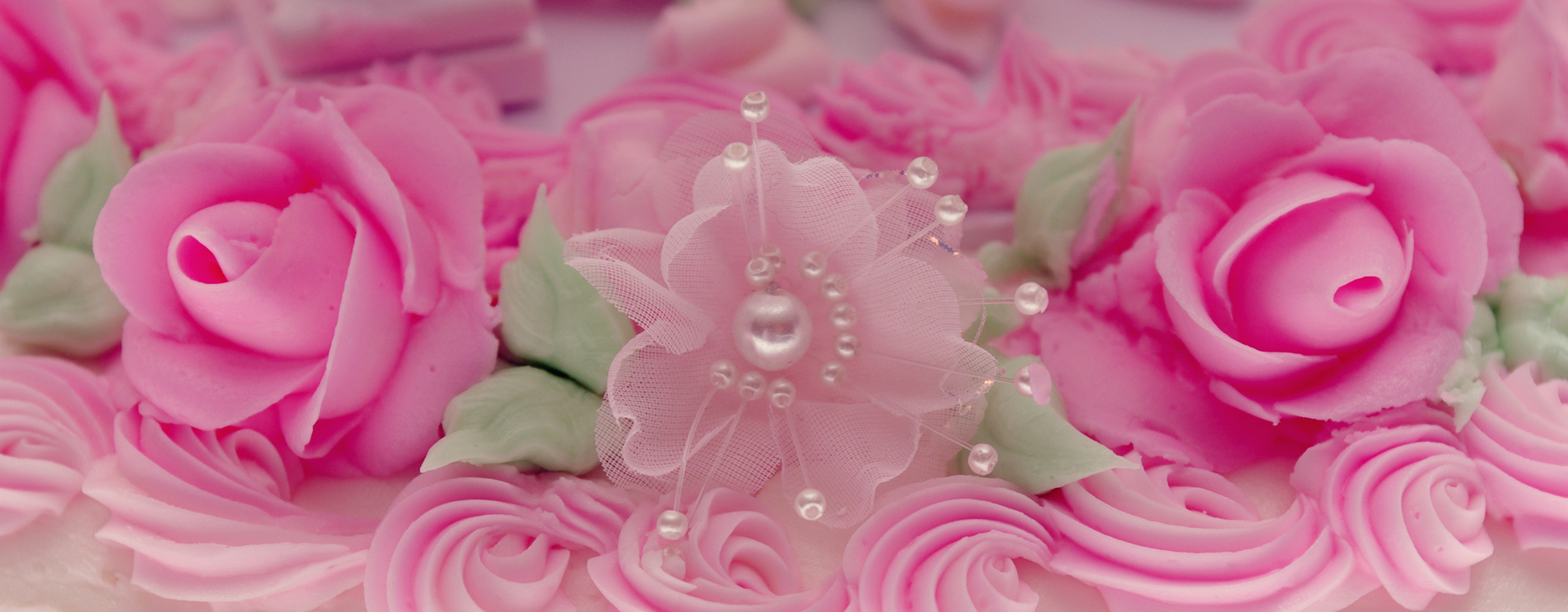 Sweet 16 party decorations featuring pink roses and pearls at Cloud9 Charters.